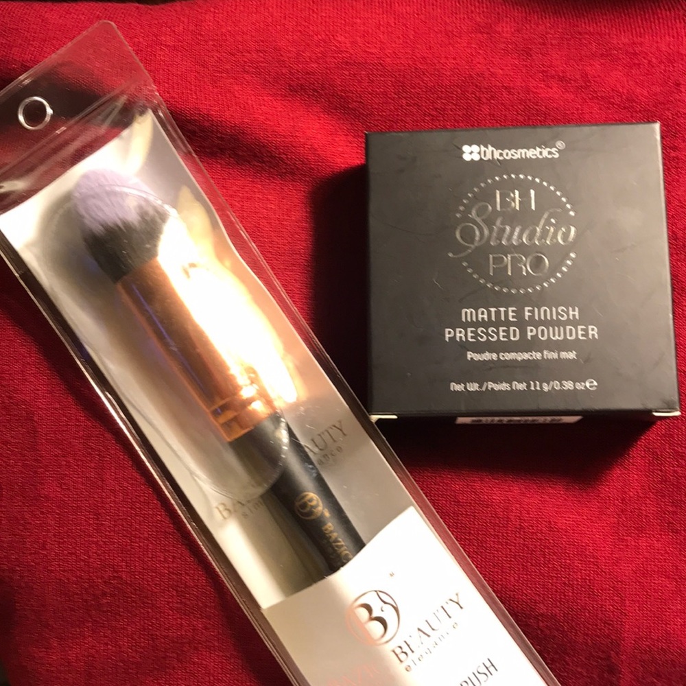 BH STUDIO PRO MATTE FINISH PRESSED POWDER & BRUSH